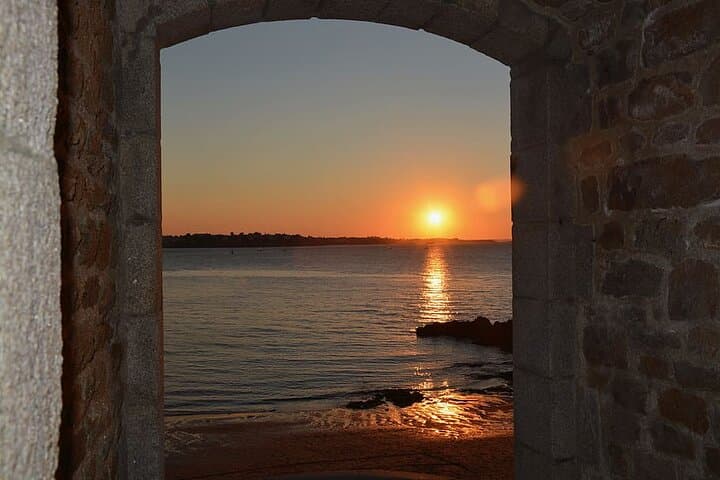 Private 2-hour Walking Tour of Saint Malo with private official tour guide