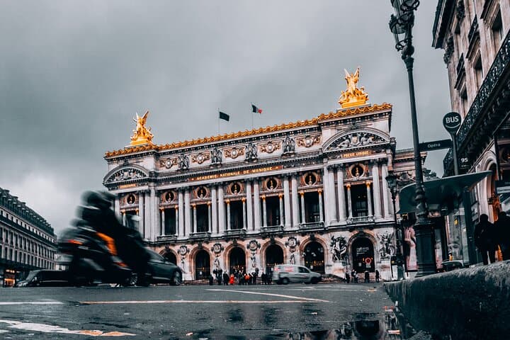 Private tour of Artistic Paris - Paintings, Graffiti, Architecture with a local