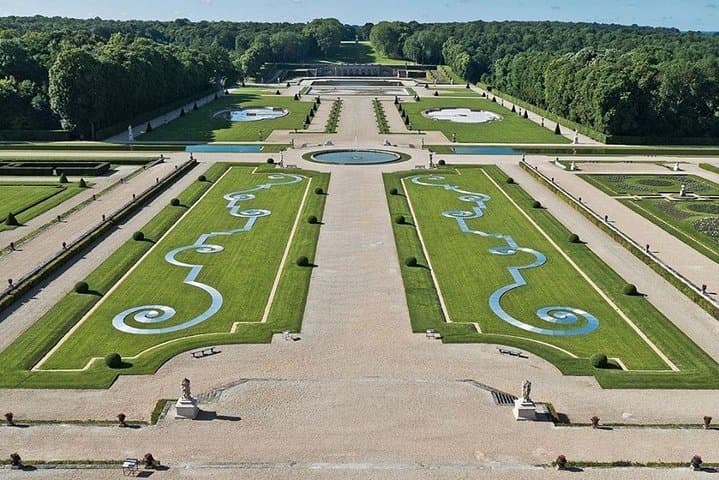 Chateau of Fontainebleau and Vaux le Vicomte 9-Hour Private Tour
