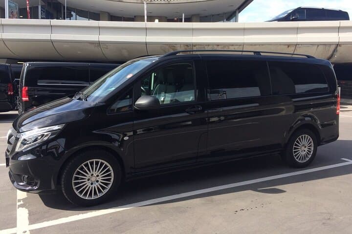 Paris Private Transfer: One-Way City Ride