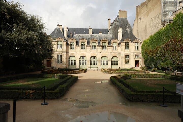Hôtel de Sully garden