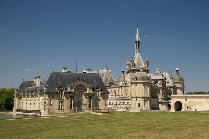 Chantilly and its domain