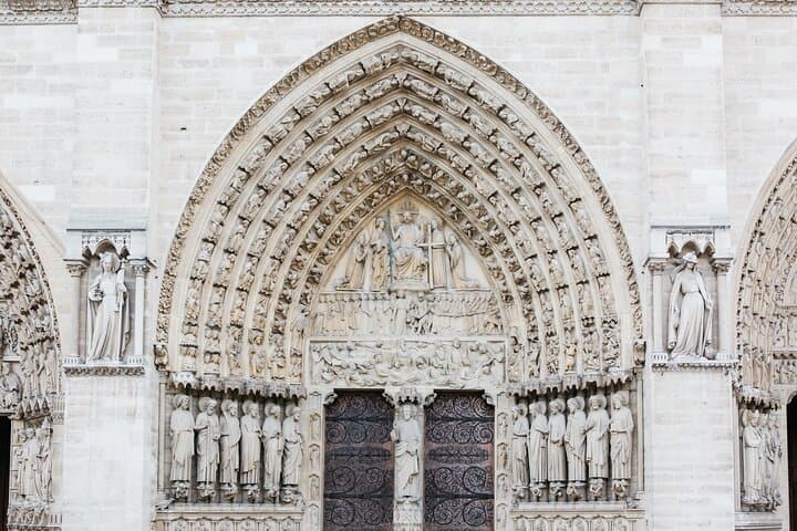 Ecclesia and Synagoga statues on the façade of Notre Dame de Paris