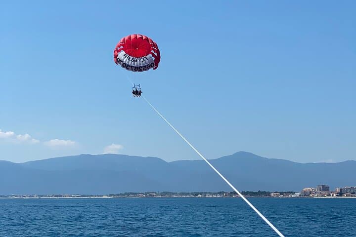 Para para ascent towed by a boat