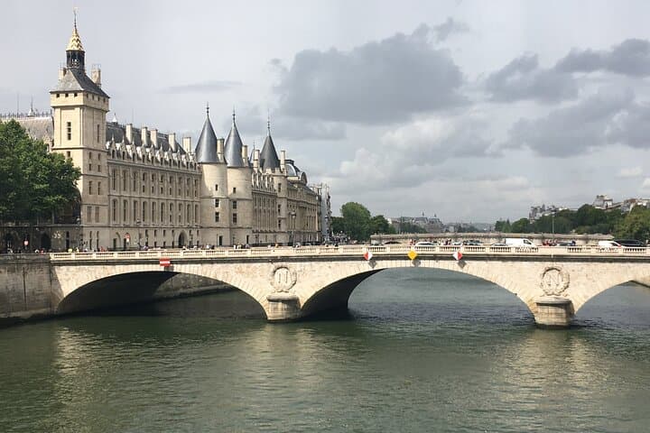 Former royal prison and gothic jewel, the Conciergerie is one of the monuments that we meet on the route.