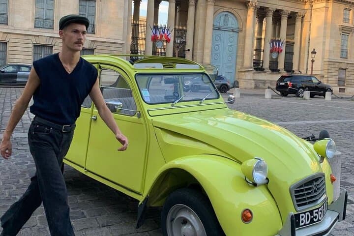 Essential Paris Private Tour: 1h in an Authentic 2CV