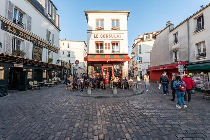 Private Walking Tour of "Montmartre" area in Paris