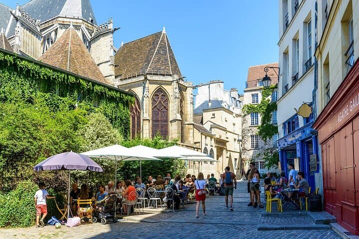 Le Marais and Seine River Dinner Cruise with Hotel pick up in Paris- 6 Hrs