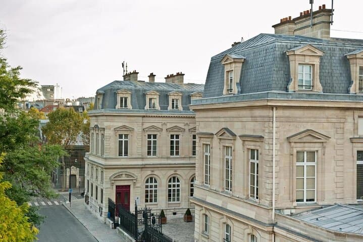 Le Marais and Seine River Dinner Cruise with Hotel pick up in Paris- 6 Hrs