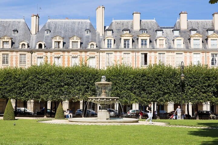 8 hours Paris city tour with Montmartre, Le Marais and Crazy horse