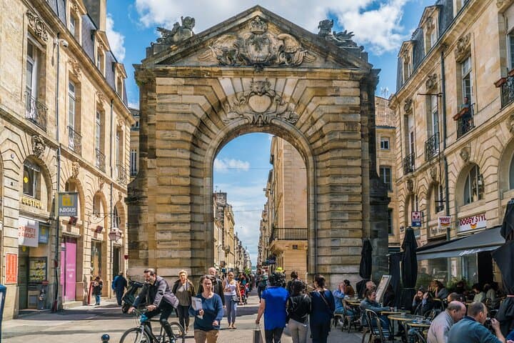 Food & History Tour in Bordeaux Old Town with Local Guide
