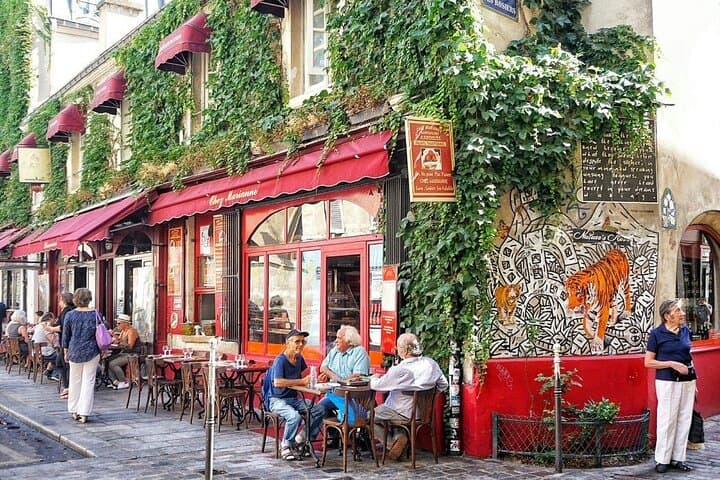 Le Marais and Seine River Dinner Cruise with Hotel pick up in Paris- 6 Hrs