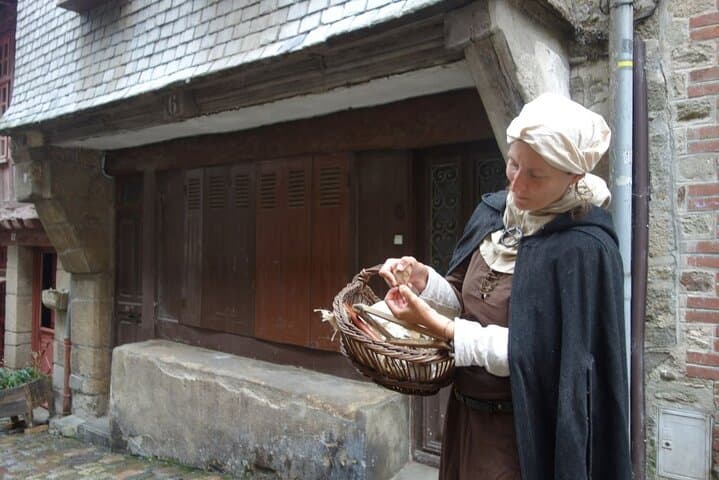 Unusual guided tour of Dinan immersed in the Middle Ages