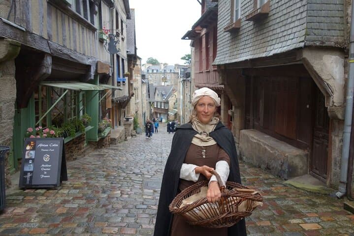 Unusual guided tour of Dinan immersed in the Middle Ages