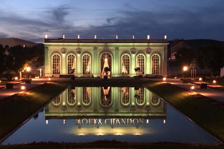 100% Champagne LOVER Tour:1 Iconic house visit+3 tastings & Lunch