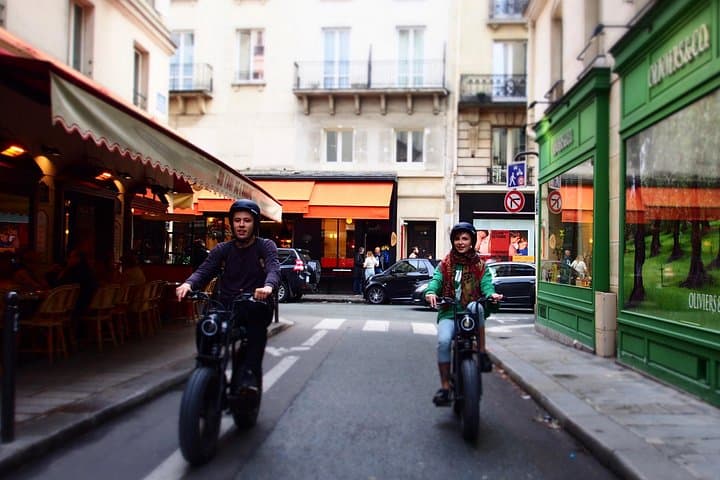 Private Paris electric bike tour with video