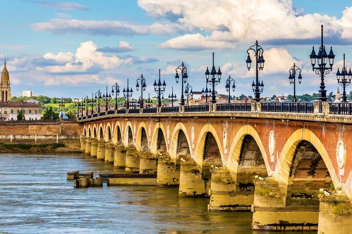 Bordeaux Scavenger Hunt & Highlights Self-Guided Walking Tour