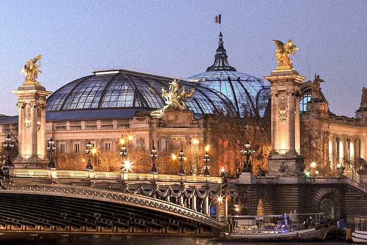 Admire the monuments of the World fair Exhibition