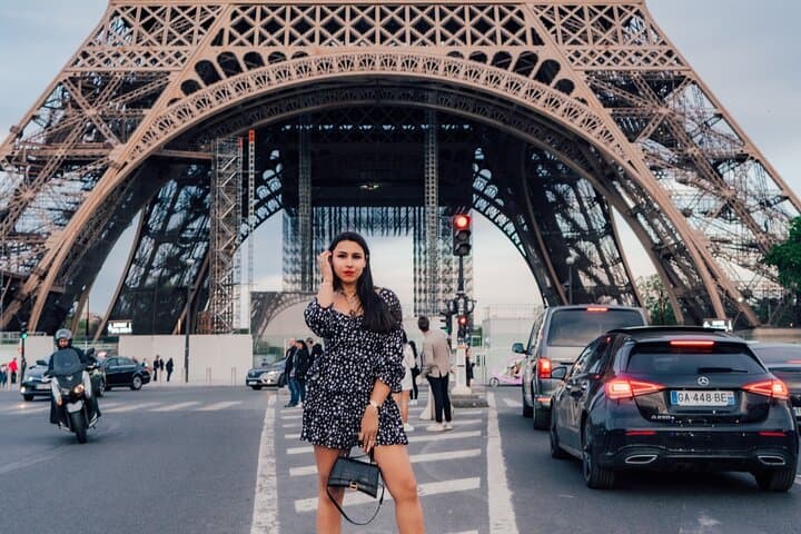 Private Vacation Photoshoot with Photographer in Paris