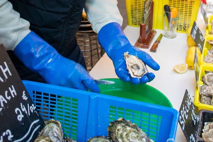 Taste Oysters in Paris during a christmas food tour