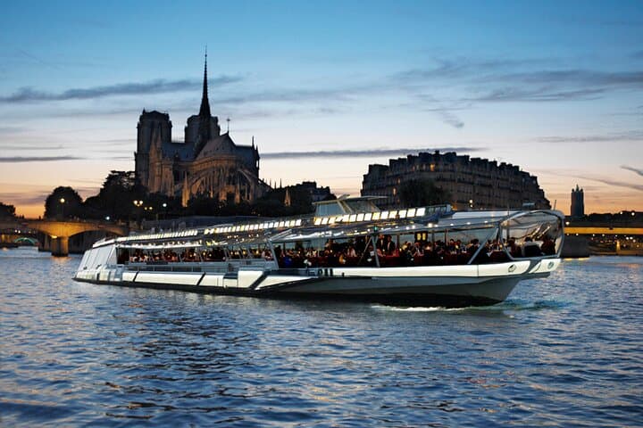 Your romantic evening begins as the sun sets, with a glass of Champagne in hand