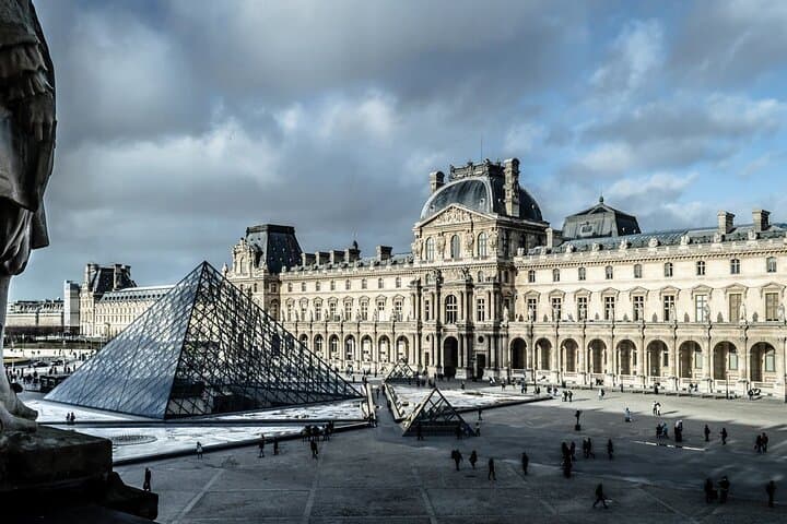 Paris 4 hours Tour in Small Group with an Expert Driver