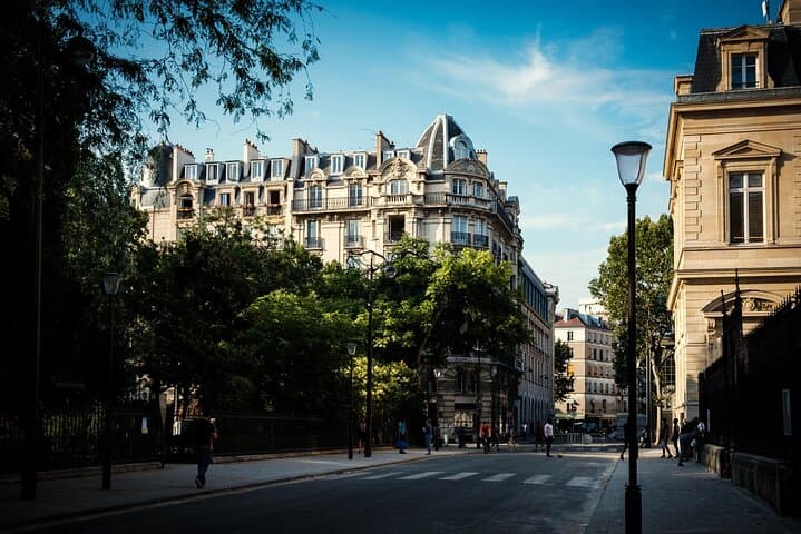 Paris 4 hours Tour in Small Group with an Expert Driver