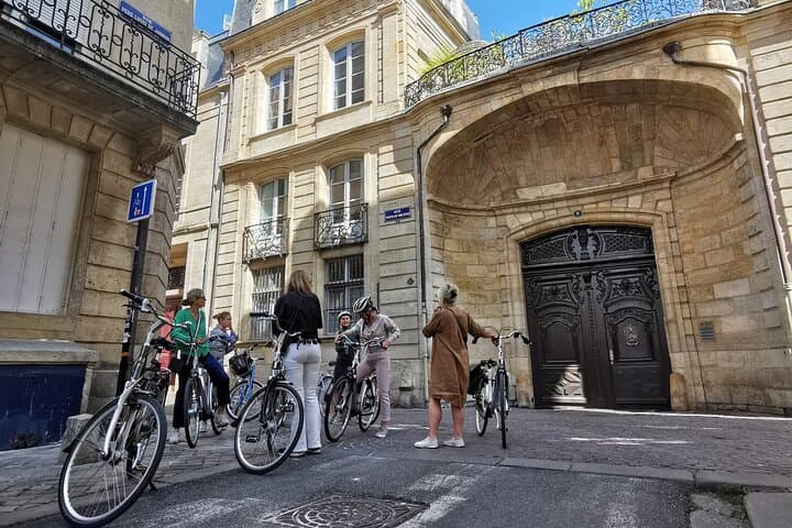 "Bordeaux by bicycle: a 3-hour tour immersive experience"
