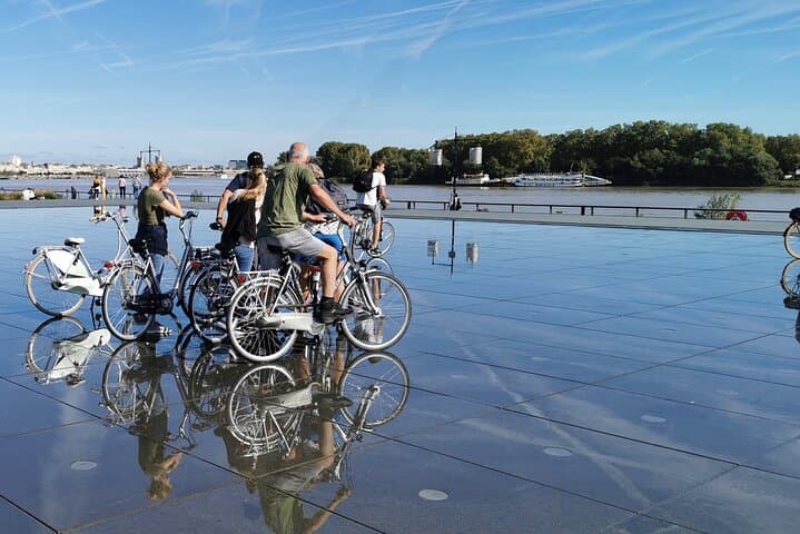 "Bordeaux by bicycle: a 3-hour tour immersive experience"