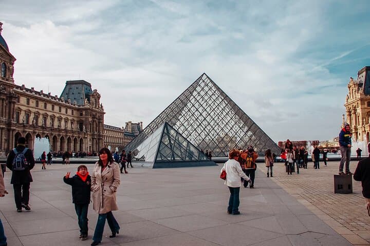 6 hours Paris Private Vintage Car Tour with Louvre Museum and hotel Pick up