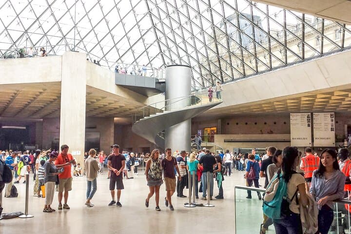 Paris Private Photoshoot Tour with Louvre and hotel Pick up and drop -5 hours