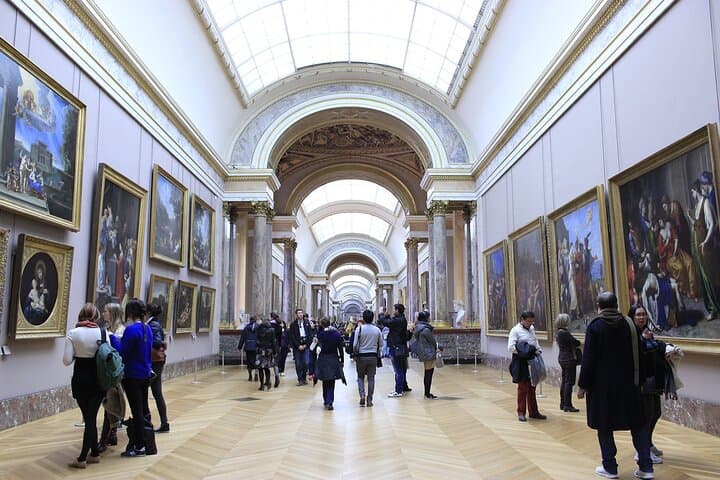 Paris Private Photoshoot Tour with Louvre and hotel Pick up and drop -5 hours