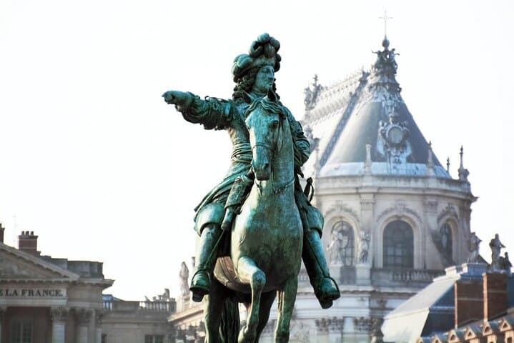 Paris Private Vintage Car Tour with Versailles and Hotel pick up & drop-off