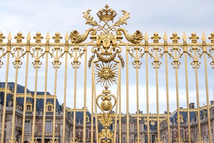 VIP Open Deck Bus Experience in Paris with Cruise and Versailles