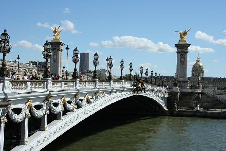 Explore Paris in 90 minutes with a Local