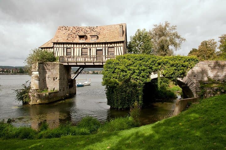 Full Day Private Tour in Giverny & La Roche Guyon