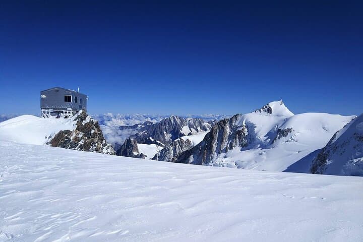 Vallot Hut right before the final push to Montblanc's summit