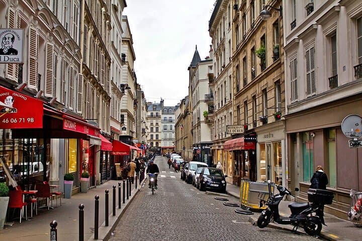 Private walking tour of Montmartre neighborhood in Paris