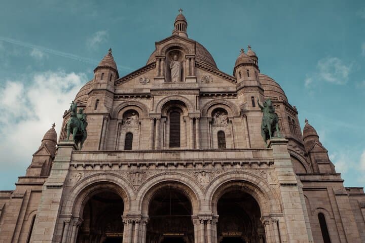 Private walking tour of Montmartre neighborhood in Paris