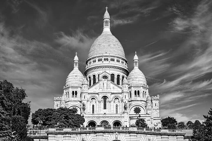 Private walking tour of Montmartre neighborhood in Paris