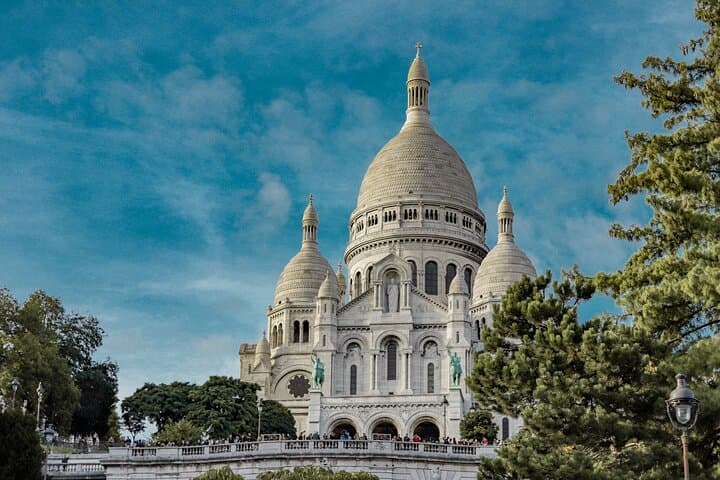 Private walking tour of Montmartre neighborhood in Paris
