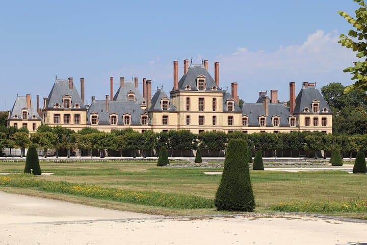 Tour of Chateaux of Fontainebleau and Vaux le Vicomte from Paris