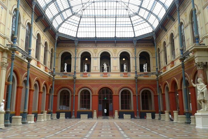 Private Pick-up and Walking Food Tour in Saint Germain des Prés