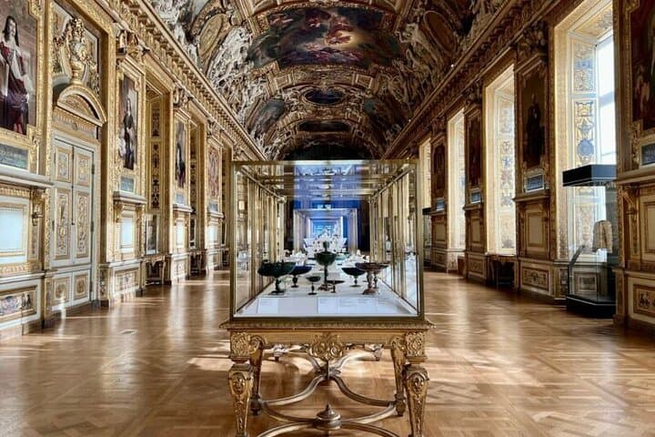 Highlights of the Louvre: Semi Private Tour with max 6 People
