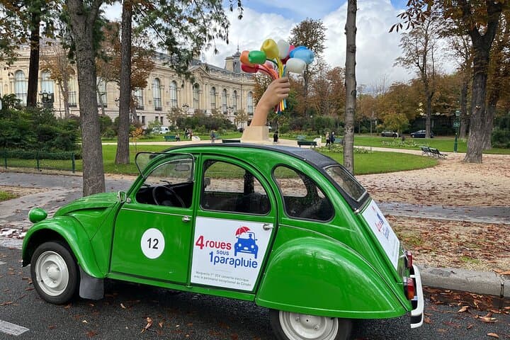 Private tour Paris Sightseeing 2 hours in Citroën 2CV