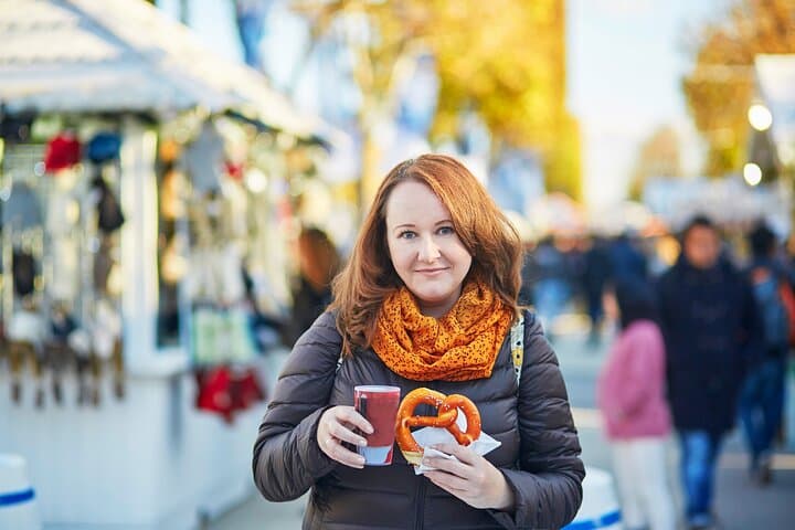Enchanting Christmas Private Walking Tour in Cannes