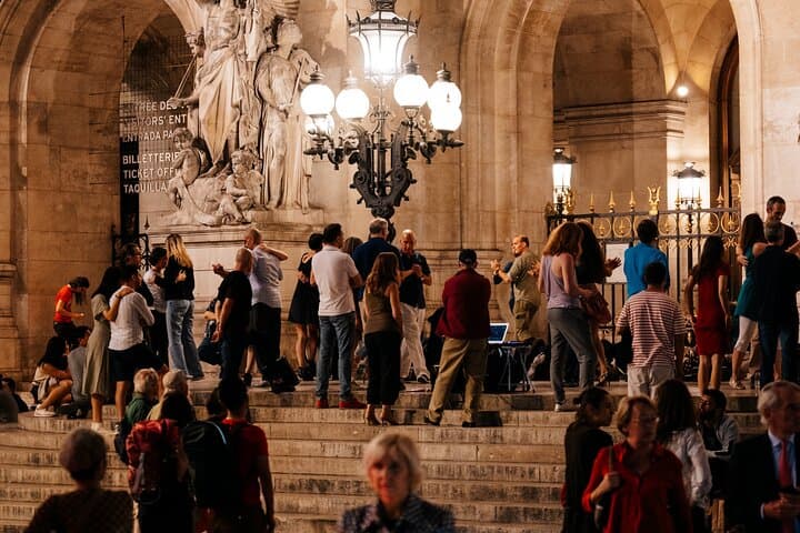 Private one-hour excursion to Paris in a Classic Citroën