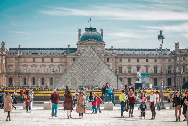 5 Hour Private Louvre Audio Tour with Cruise and Transfer