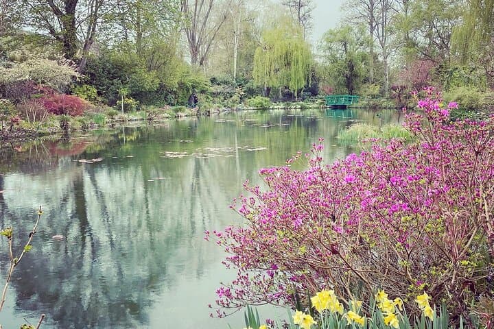 Private Transfer From Paris to Bayeux & Caen with stop in Giverny