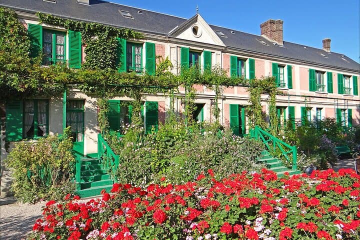 Private Transfer From Paris to Bayeux & Caen with stop in Giverny